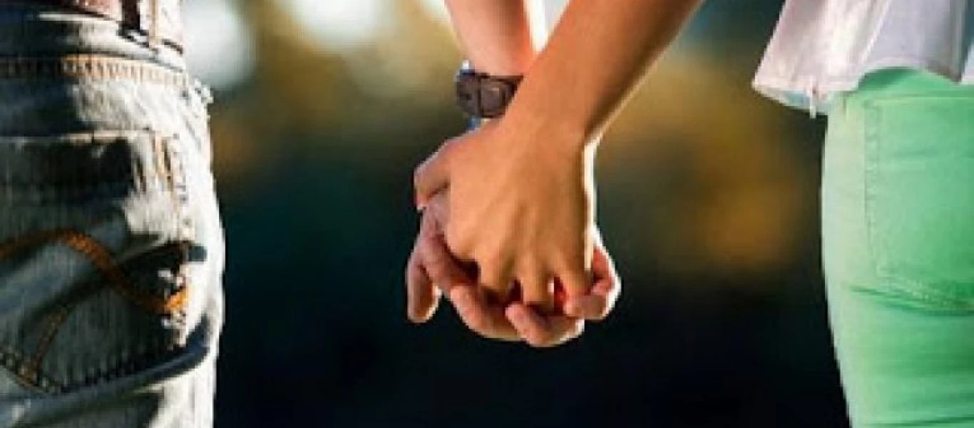 Βόλτα χέρι-χέρι: Τα επτά απίθανα οφέλη που έχει για την υγεία μας